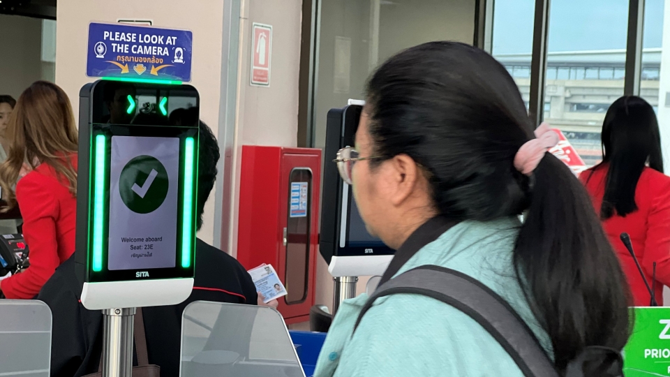 rs-du_khach_chi_can_quet_nhan_dang_khuon_mat_khong_can_xuat_trinh_giay_to_va_the_boarding_pass_khi_len_may_bay_tai_san_bay_don_muang_nguon_vov_bangkok.jpg