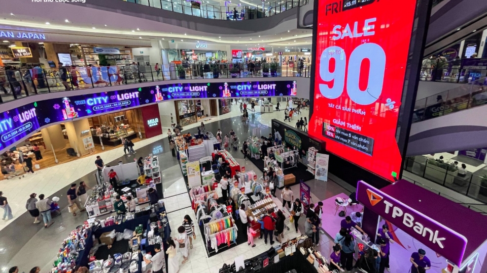 Fashion stores offer up to 90% discounts on Black Friday to woo consumers