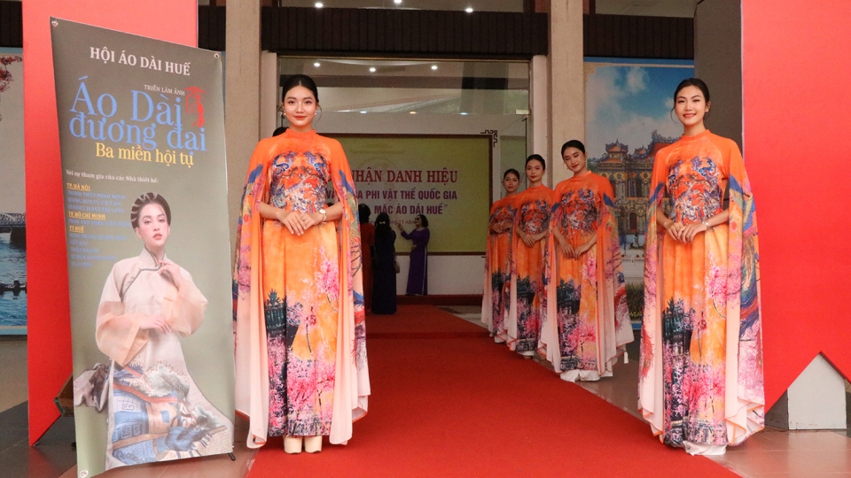 thieu_nu_hue_duyen_dang_voi_ao_dai.jpg