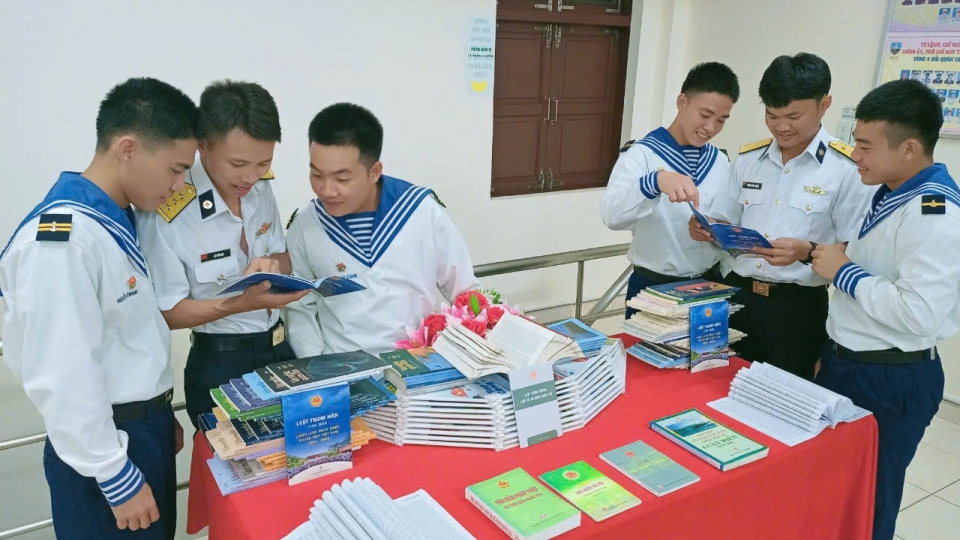 trao_doi_tim_hieu_thong_tin_phap_luat_tren_dao_da_dong.jpg