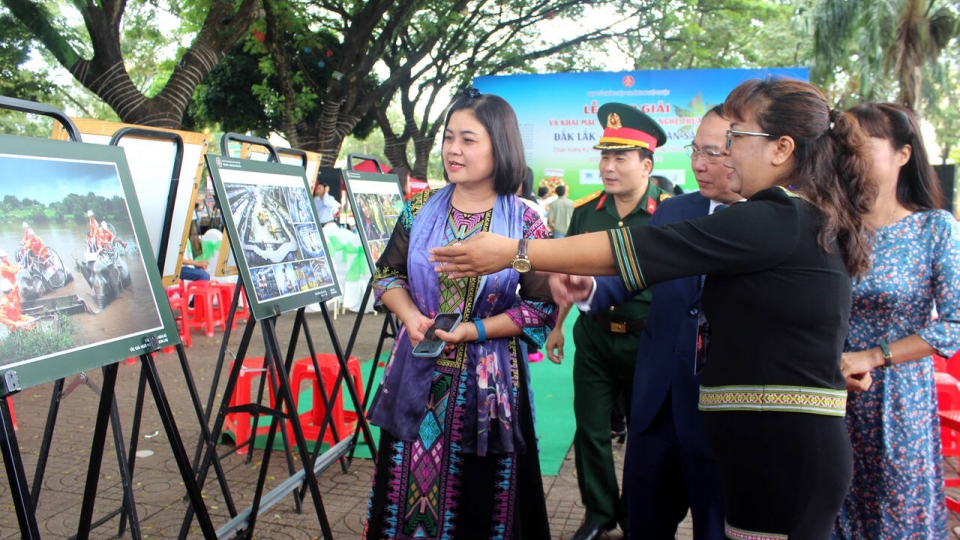 trien_lam_anh_dat_tai_quang_truong_10_3_thanh_pho_buon_ma_thuot_tu_ngay_01-08_11_2024_1.jpg
