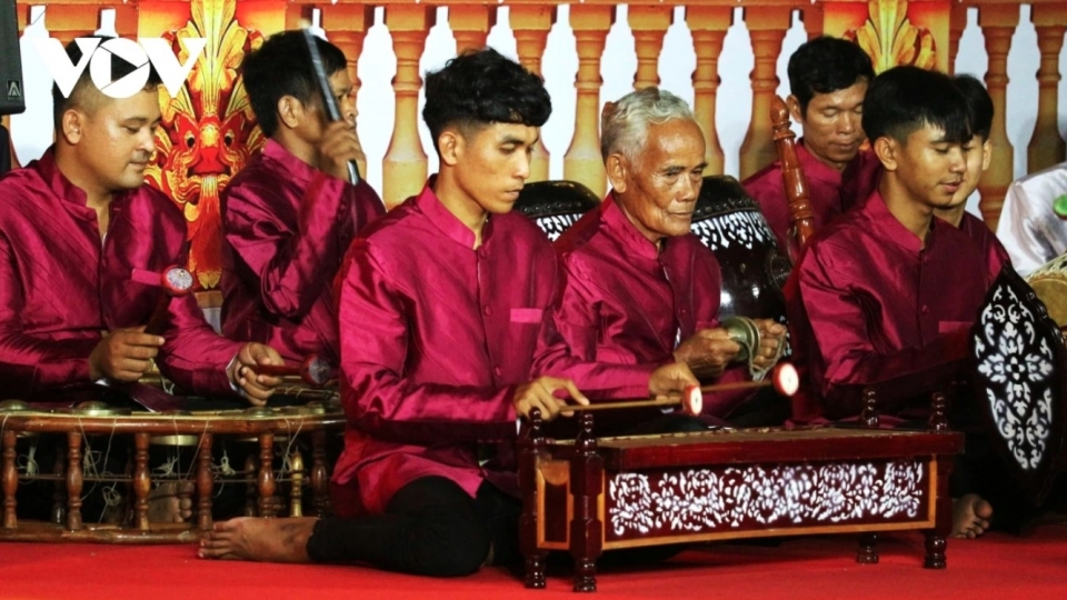 Khmer five-tone musical performance sets Vietnamese record