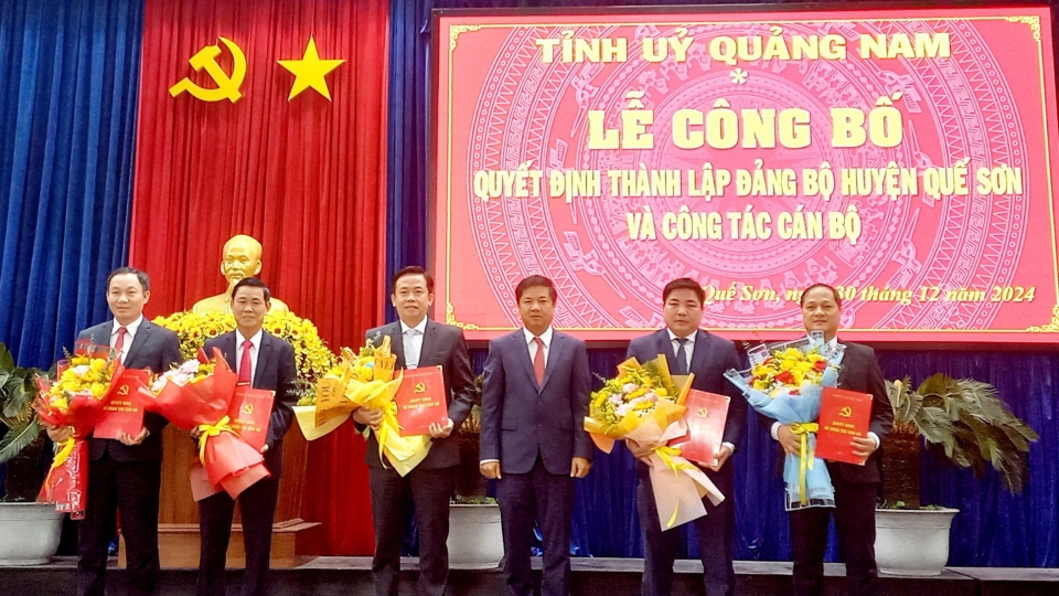 Ông Lương Nguyễn Minh Triết, Bí thư Tỉnh ủy Quảng Nam (thứ 3 từ phải sang) trao các quyết định của Ban Chấp hành Đảng bộ, Ban Thường vụ Tỉnh ủy Quảng Nam..jpg