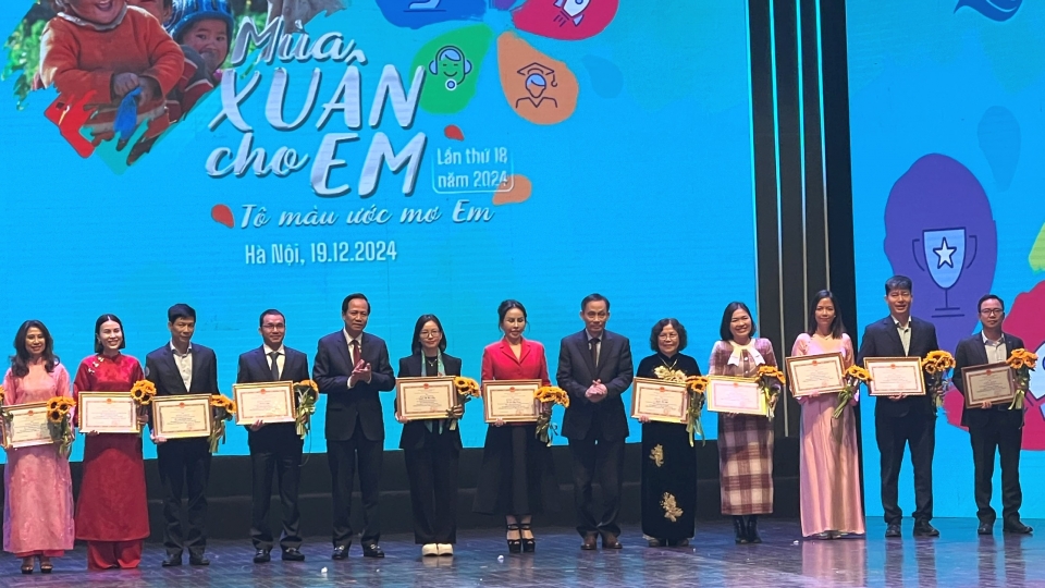 19_12_bo_lao_dong_thuong_binh_va_xa_hoi_tang_bang_khen_cho_cac_don_vi_ca_nhan_co_thanh_tich_xuat_sac_trong_cong_tac_bao_ve_cham_soc_tre_em_nam_2024_20241219211204.jpg