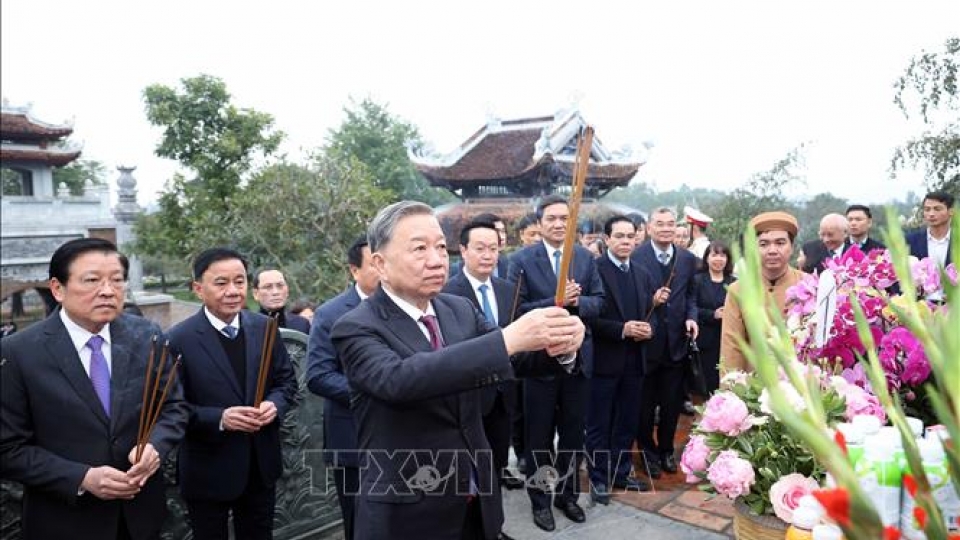 Tổng Bí thư Tô Lâm dâng hương tại Đền Chung Sơn