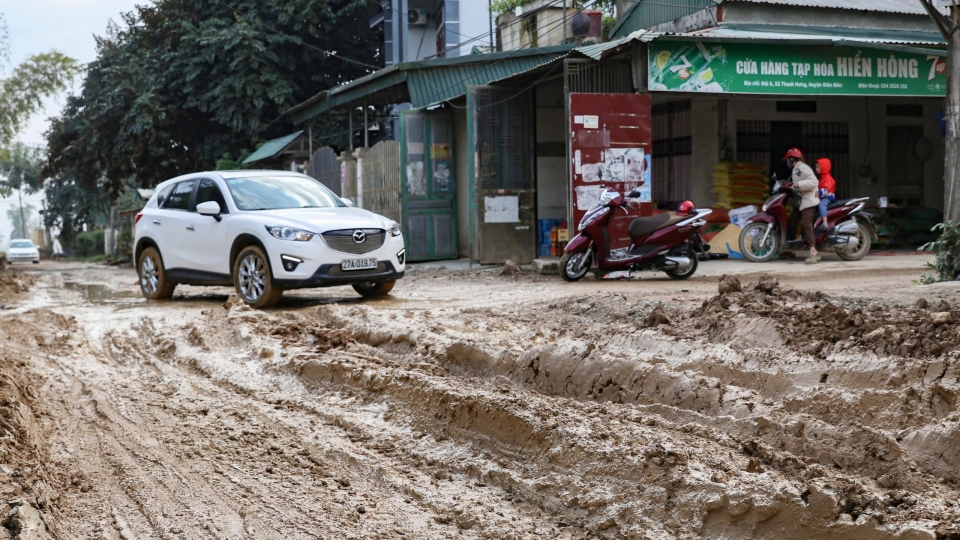 Đường huyết mạch vào xã Thanh Hưng, Điện Biên: Bùn lầy, bụi bẩn, dân khổ trăm bề