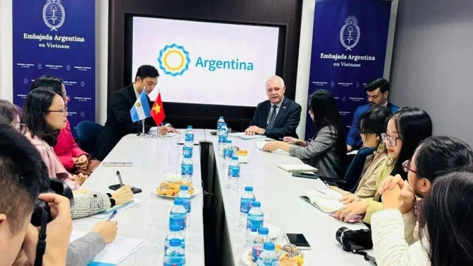 Argentinian ambassador to VN at the meeting with the media.jpg