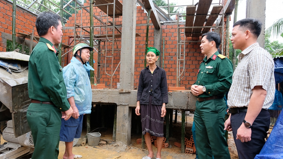 Ban Chỉ huy quân sự huyện Ba Tơ đến trao tiền xây nhà cho hộ ông Bầu (thứ 2 từ trái qua) ở xã Ba Vinh, huyện Ba Tơ.jpg