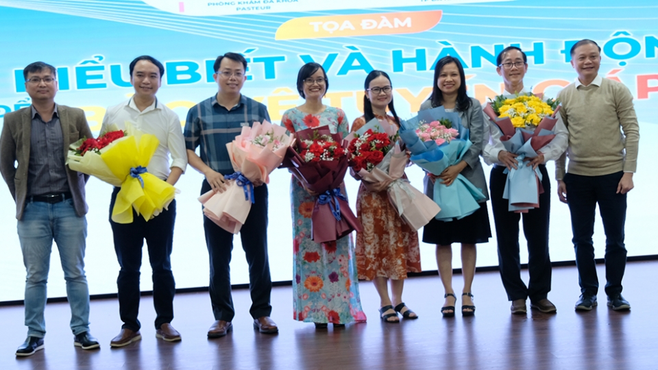 Bs Nguyễn Đại Vĩnh, Giám đốc CDC Đà Nẵng (ngoài cùng bên phải) tặng hoa cho các diễn giả là các chuyên gia về bệnh lý tuyến giáp.jpg