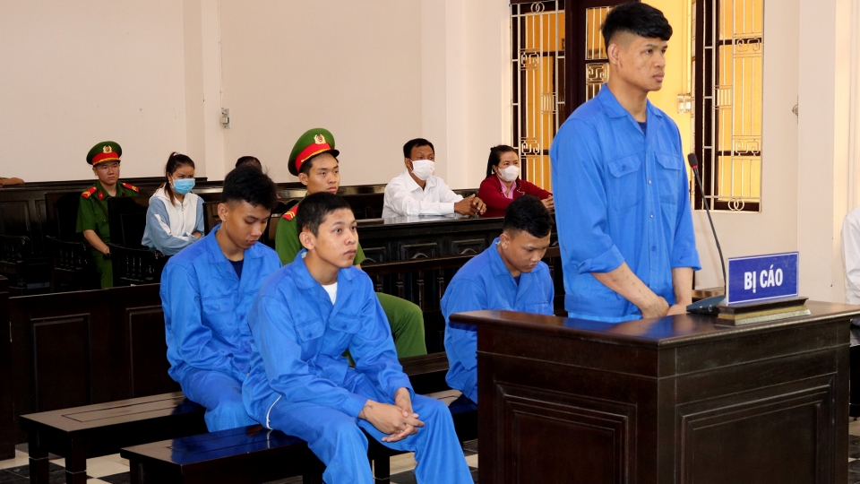 Các bị cáo tại phiên xét xử .jpg