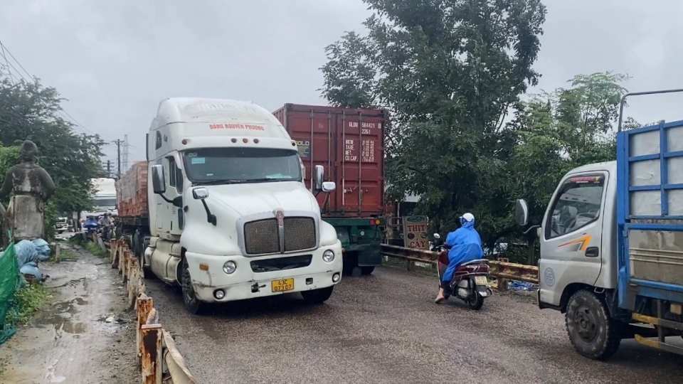 Các phương tiện ù ứ khi lưu thông qua cầu Phong Thử..jpg