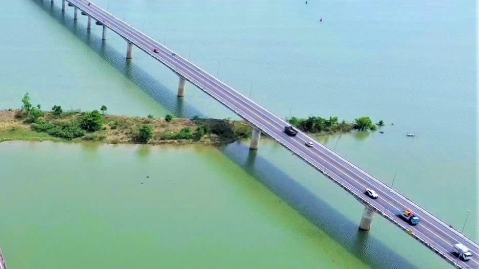 Các phương tiện lưu thông qua cầu Câu Lâu mới..jpg