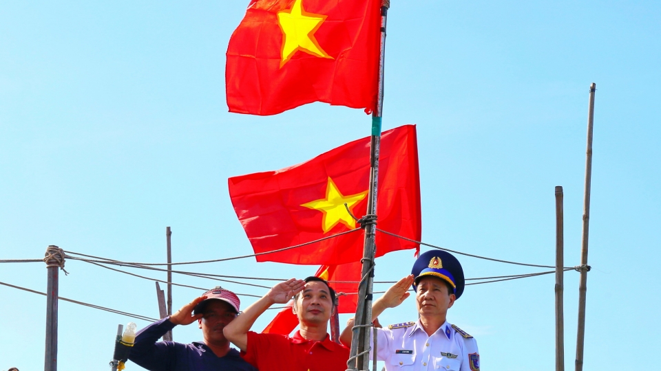 Cờ Tổ quốc kiêu hãnh tung bay trên nóc các tàu cá ngư dân miền Trung..JPG