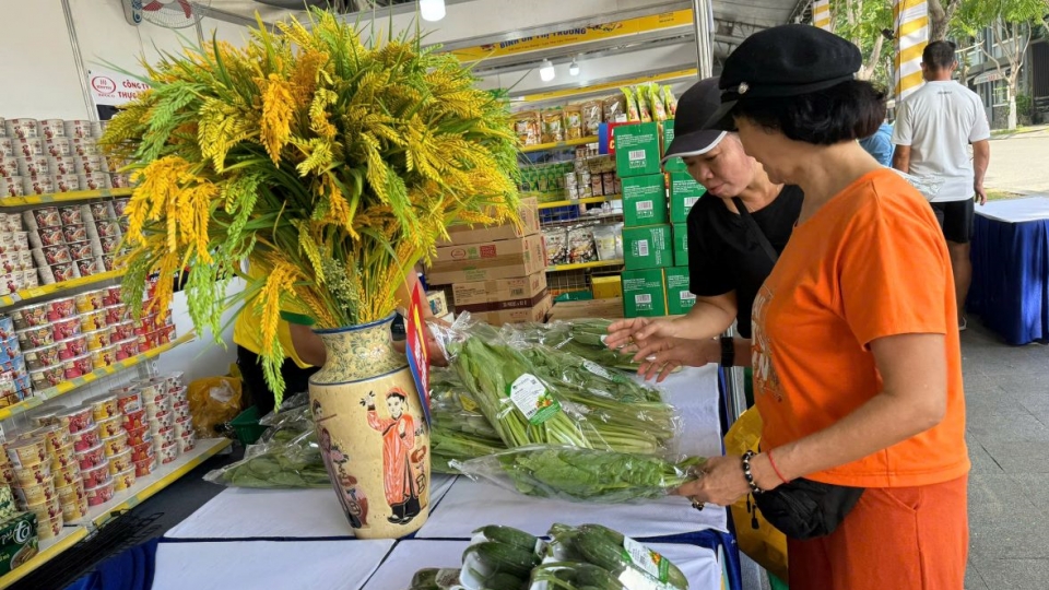 Người dân đang mua sắm tại điểm bán hàng lưu động bình ổn giá ( Ảnh Lệ Hằng).png