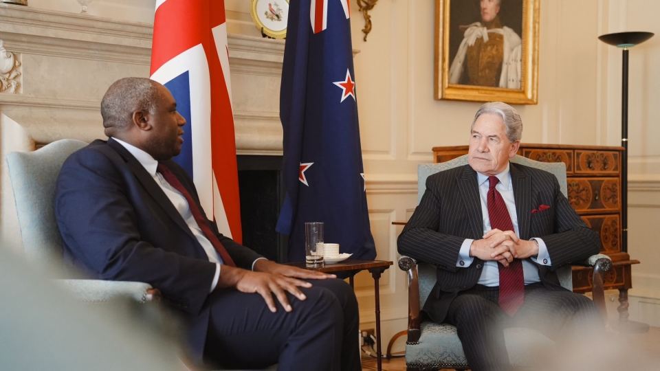 Ngoại trưởng New Zealand Winston Peters (phải) và Ngoại trưởng Anh David Lamy. Nguồn_ X_Winston Peters.jpg