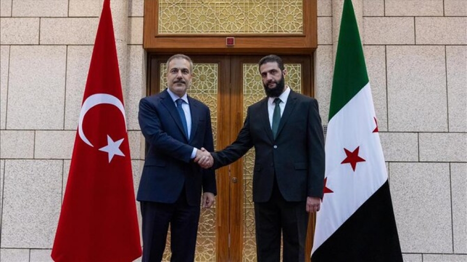 Ngoại trưởng Thổ Nhĩ Kỳ Hakan Fidan gặp nhà lãnh đạo mới của Syria Ahmed Al-Sharaa tại thủ đô Damascus, Syria. (Ảnh_ Anadolu).jpg