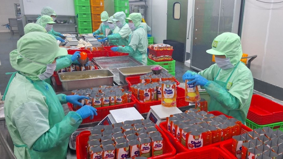Nhân viên Sài  Gòn food đang tất bật chuẩn bị hàng hóa tết (Ảnh Lệ Hằng).jpg