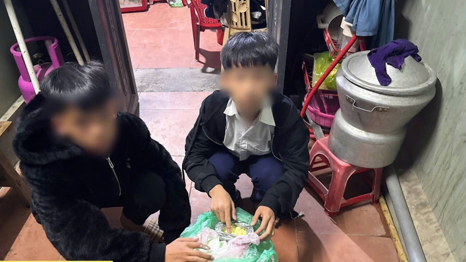 Nhóm học sinh và tang vật tiền chất chế tạo pháo nổ bị thu giữ(Ảnh_ Công an TX Quảng Yên).jpg