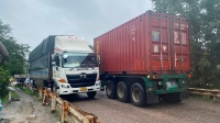 Nhiều xe tải, xe đầu kéo qua cầu Phong Thử..jpg