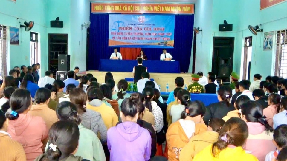 Phien toa gia dinh.jpg