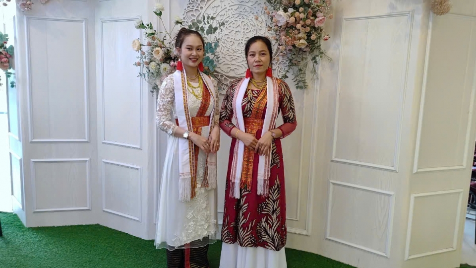 Trang phục áo dài truyền thống của người Chăm.jpg