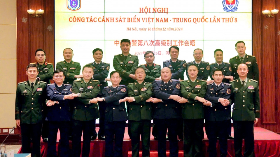 Trung tướng Lê Quang Đạo - Tư lệnh Cảnh sát biển Việt Nam và Thiếu tướng Uất Trung - Cục trưởng Cục Cảnh sát biển Trung Quốc cùng các đại biểu tham dự Hội nghị.jpg
