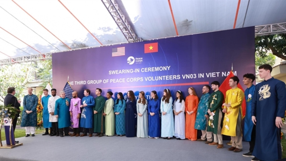 New US Peace Corps volunteers take oath in Hanoi