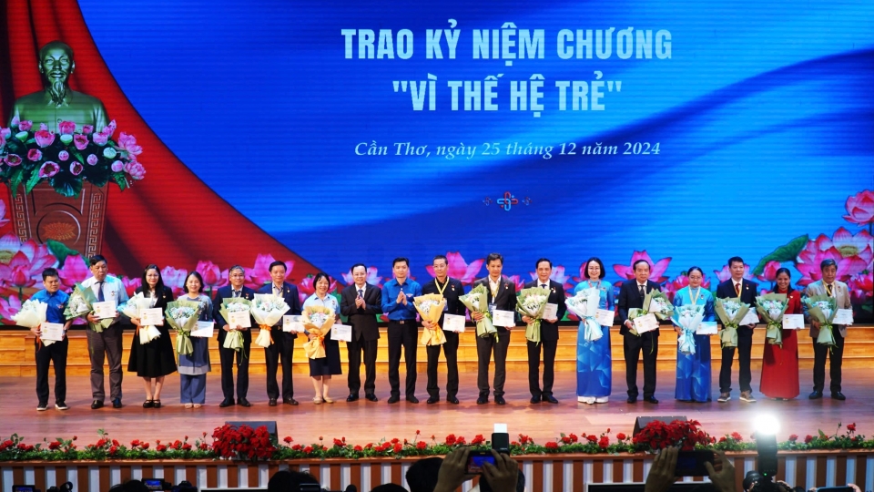 VOV - Ban tổ chức tiến hành trao Kỷ niệm chương vì thế hệ trẻ cho 33 cá nhân.jpg