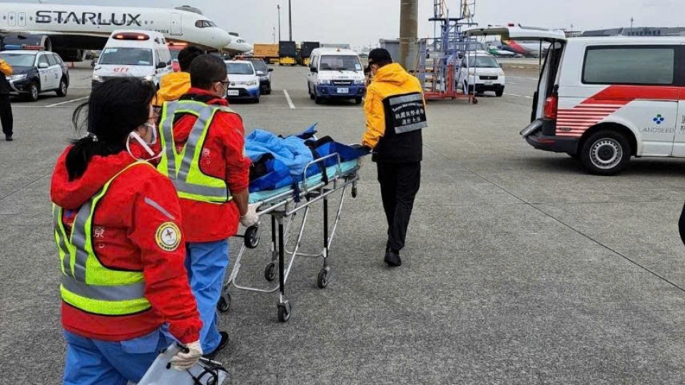 Vietnam Airlines plane makes emergency landing to provide medical aid for passenger.jpg