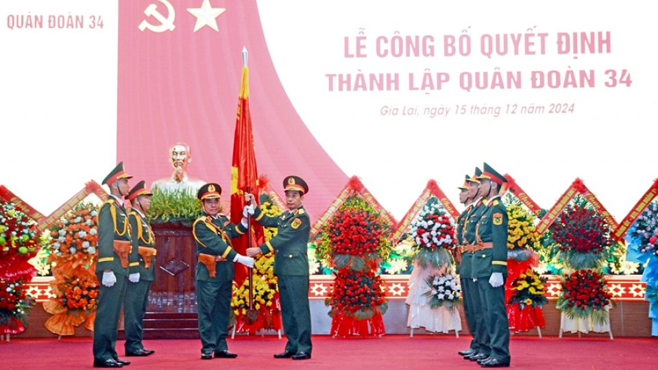 _dai_tuong_phan_van_giang_dung_ben_phai_trao_quan_ky_quyet_thang_cho_quan_doan_34._anh_anh_son.jpg
