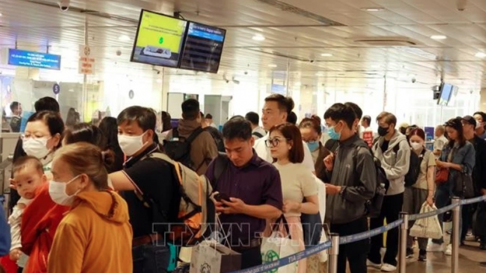 Tan Son Nhat airport increases flights to serve Lunar New Year