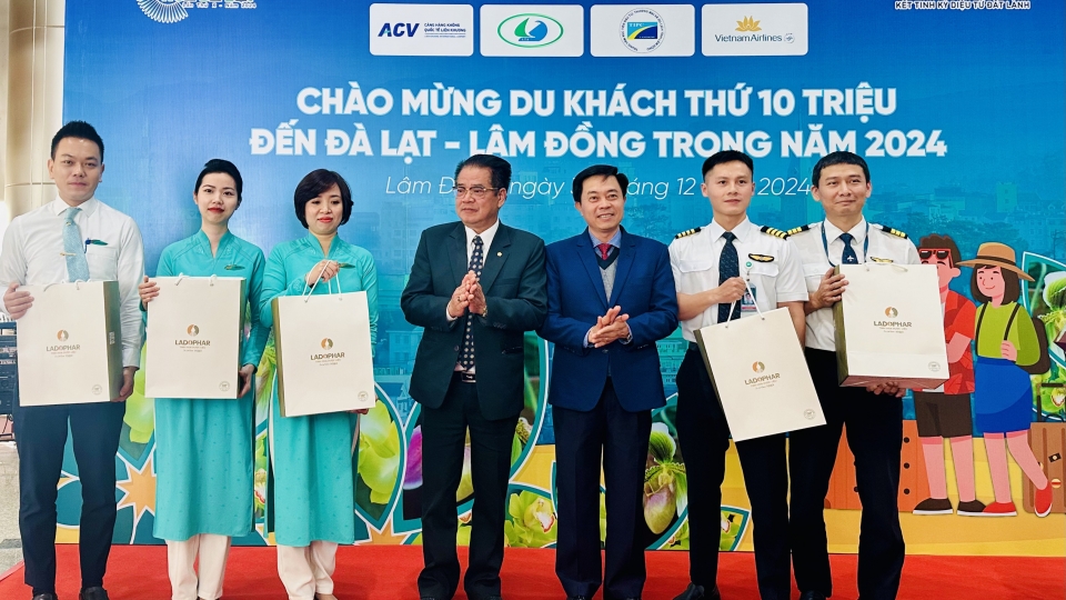 anh_3_-_dai_dien_tinh_lam_dong_trao_nhung_phan_qua_luu_niem_cho_to_bay_cua_vietnam_airlines.jpg