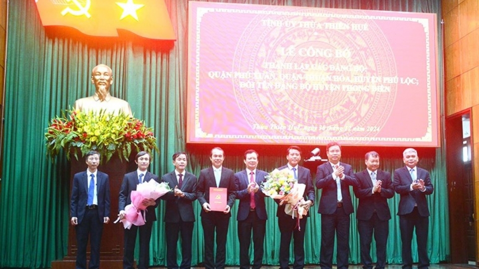 ban_thuong_vu_tinh_uy_thua_thien_hue_trao_quyet_dinh_ve_viec_thanh_lap_cac_dang_bo_quan_phu_xuan_truc_thuoc_dang_bo_thanh_pho_hue.jpg