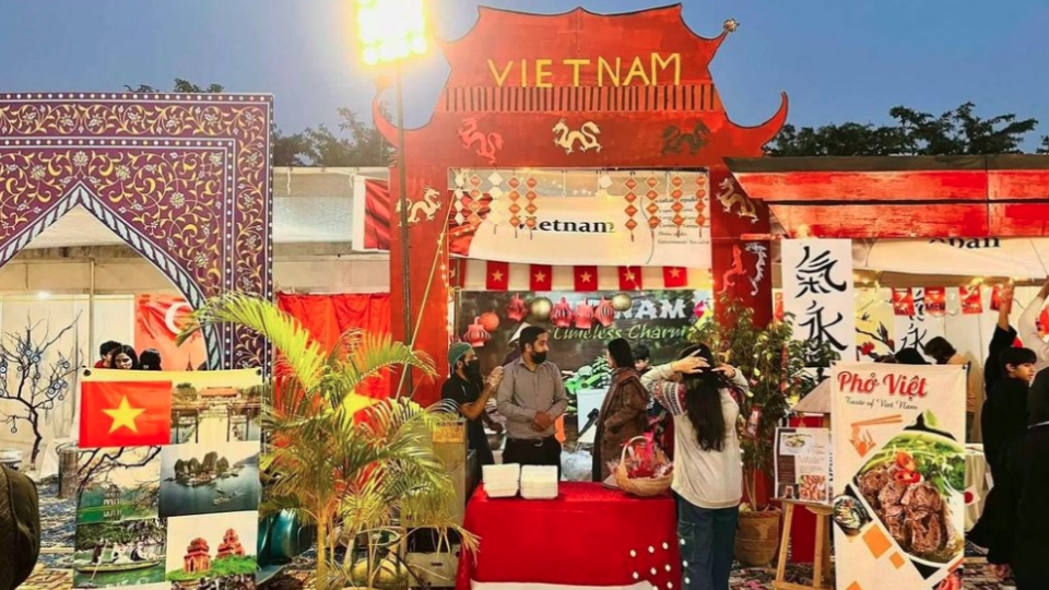 Vietnam attends charity fair in Pakistan