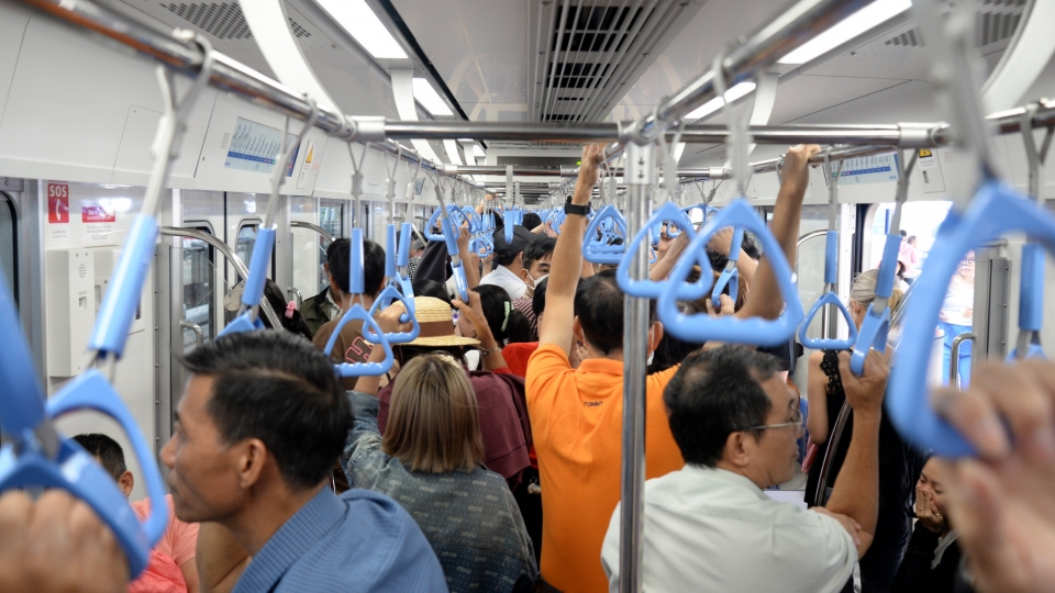 Metro số 1 TPHCM vẫn đông người trải nghiệm trong ngày thứ ba hoạt động