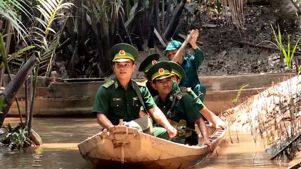 can_bo_chien_si_luc_luong_bien_phong_long_hoa_tuan_tra_vung_bien_gioi_bien.jpg