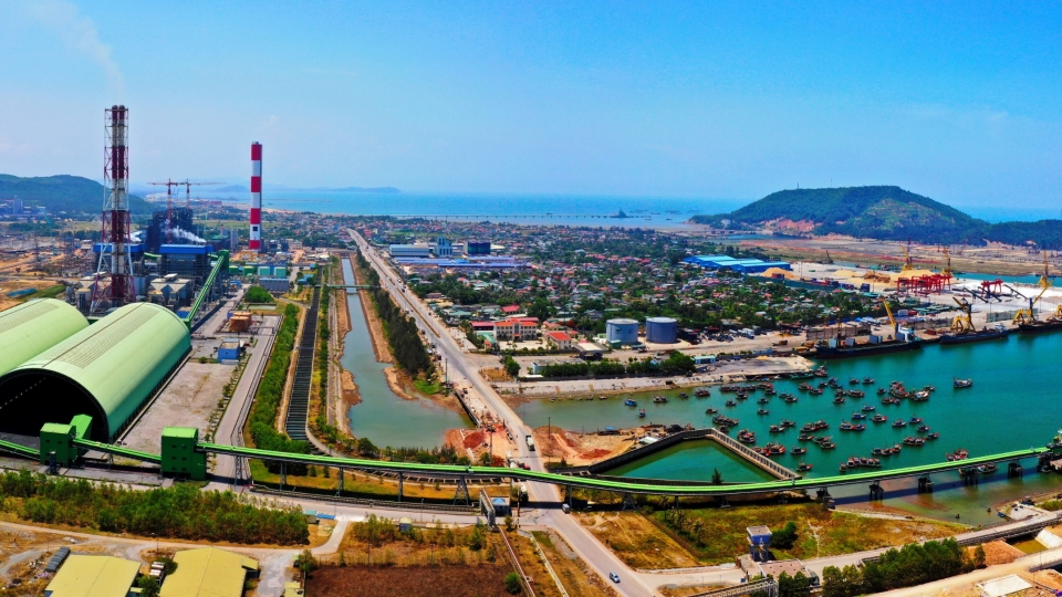 cang_bien_nghi_son_duoc_ket_noi_voi_cang_hang_khong_tho_xuan_thuan_loi_va_dang_tro_thanh_cang_bien_trong_diem_phia_bac_20241211100508.jpg