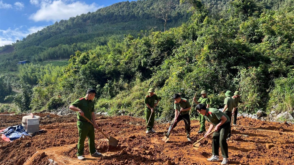 Công an Cao Bằng hỗ trợ gia đình mất nhà cửa do thiên tai