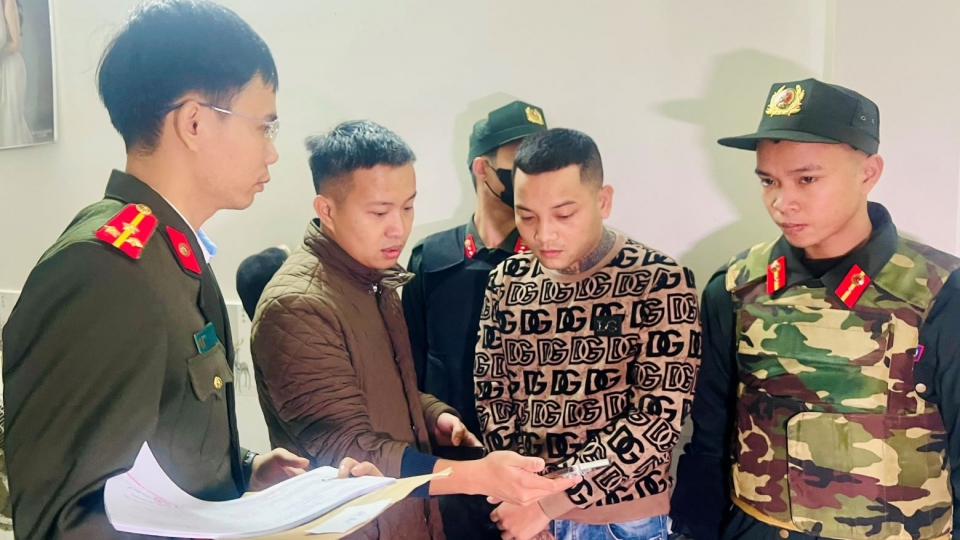 co_quan_cong_an_thi_hanh_lenh_khoi_to_bat_tam_giam_cac_doi_tuong_trong_duong_day_danh_bac_va_to_chuc_danh_bac_bang_hinh_thuc_ca_do_bong_da_20241226161831_1.jpg