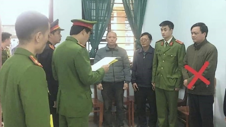 cong_an_thi_xa_ba_don_doc_lenh_bat_tam_giam_doi_voi_tran_anh_cuong_nguoi_duoc_danh_dau_x.jpg
