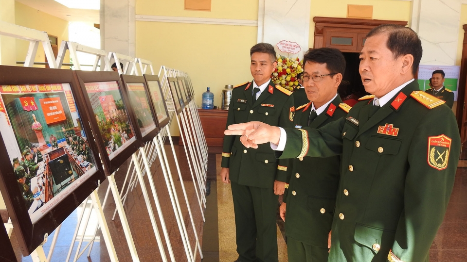 dai_bieu_du_gap_mat_truyen_thong_xem_trien_lam_anh_hoat_dong_cua_luc_luong_vu_trang_tinh_kon_tum.jpg