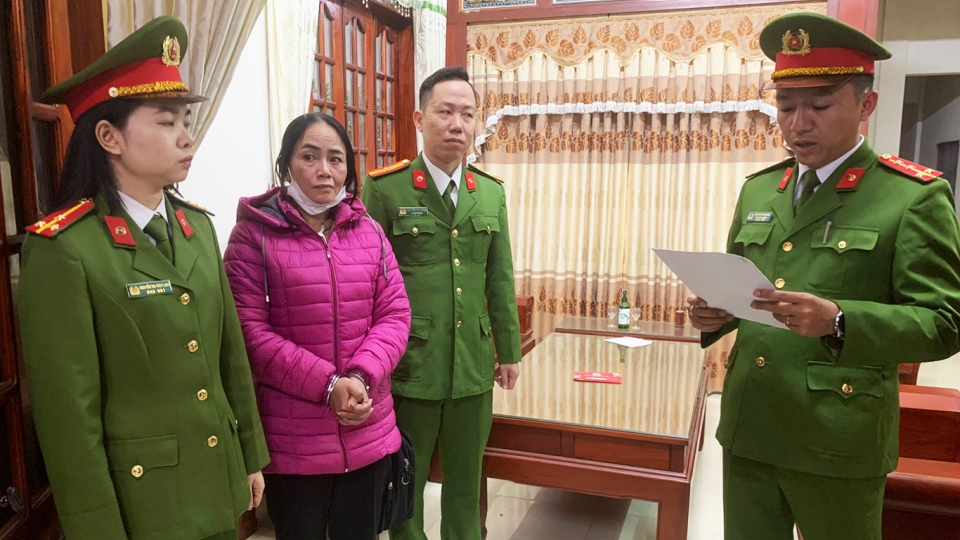 dang_thi_lien_nghe_doc_lenh_bat_giu.jpg