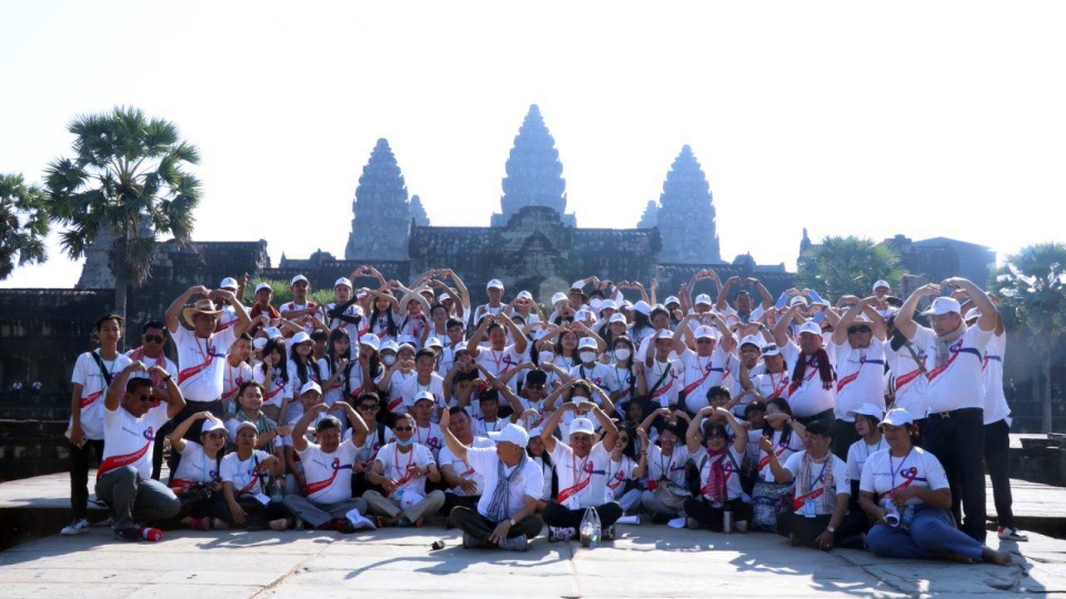 du_khach_tham_quan_angkor_wat.jpg