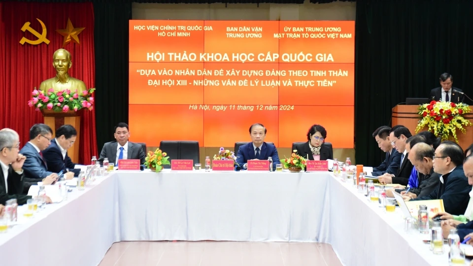hoi thao dua vao nhan dan de xay dung dang.JPG