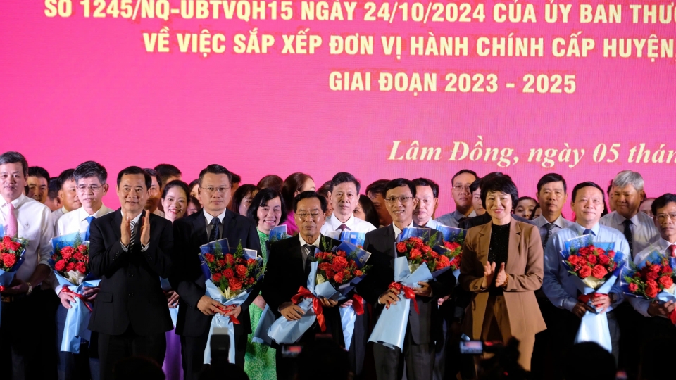 lanh_dao_tinh_uy_lam_dong_tang_hoa_cac_dong_chi_lanh_dao_huyen_da_huoai_1.jpg