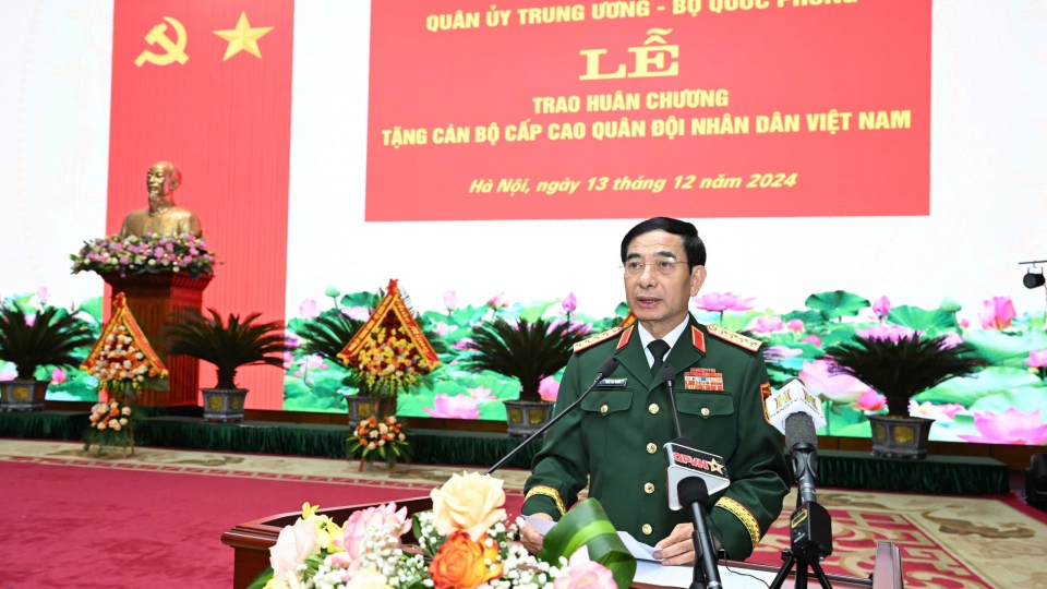 le_trao_huan_chuong_cho_can_bo_cap_cao.jpg