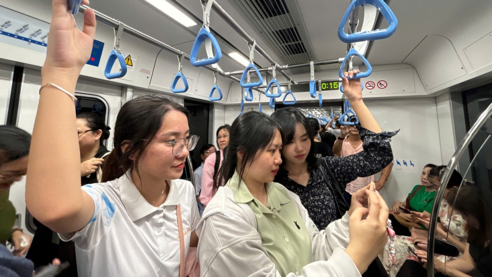 Metro số 1 sắp đi vào vận hành, người dân TP.HCM hào hứng