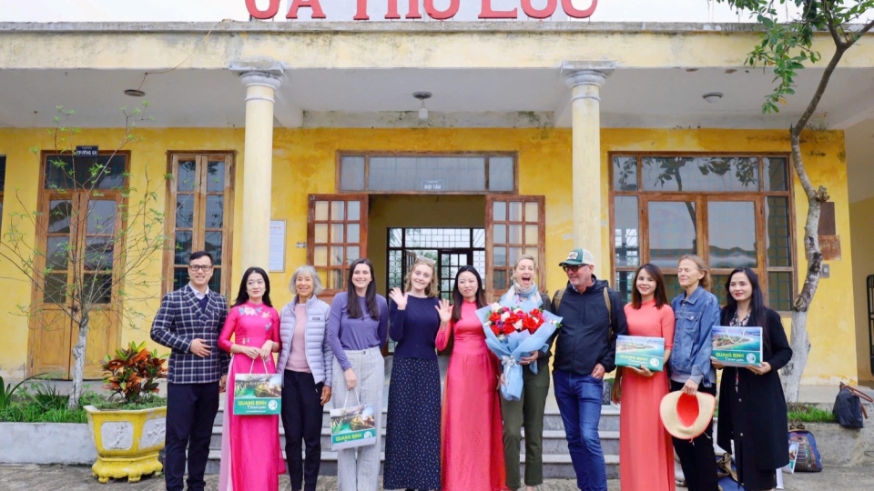 nganh_du_lich_tinh_quang_binh_don_khach_tren_tau_hoa_5_sao_sjourney_dung_o_quang_binh_.jpg
