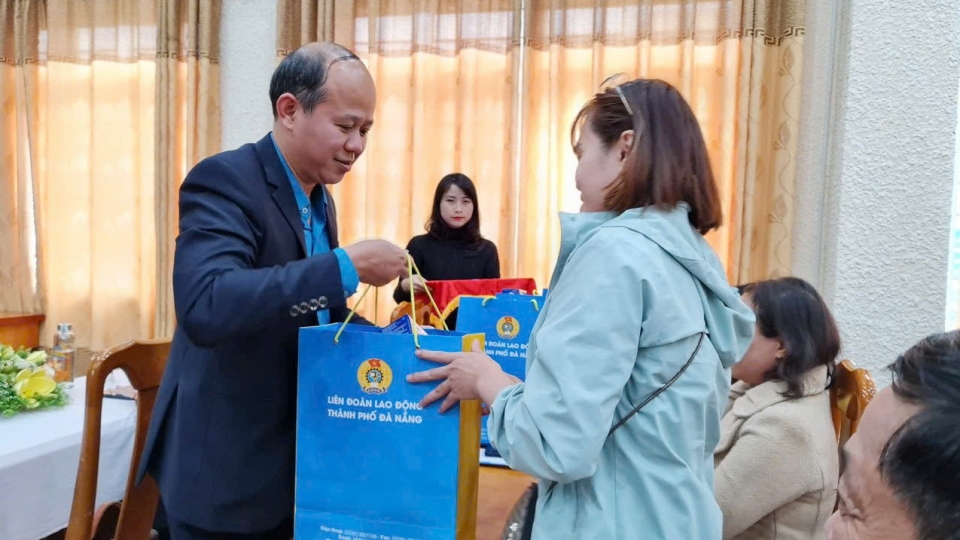 ong_le_van_dai_pho_chu_tich_lien_doan_lao_dong_thanh_pho_da_nang_trao_qua_tang_cong_nhan_lao_dong_hoan_canh_kho_khan_20241211104446.jpg