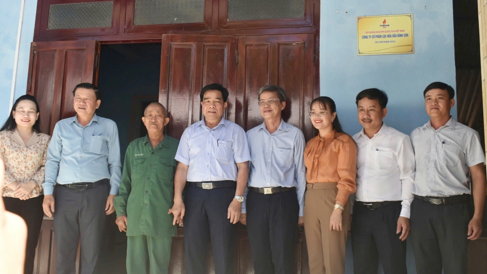 ong_le_van_dung_chu_tich_ubnd_tinh_quang_nam_dung_thu_5_tu_phai_qua_cung_nha_tai_tro_ban_giao_nha_cho_ho_dan_tai_huyen_hiep_duc.jpg
